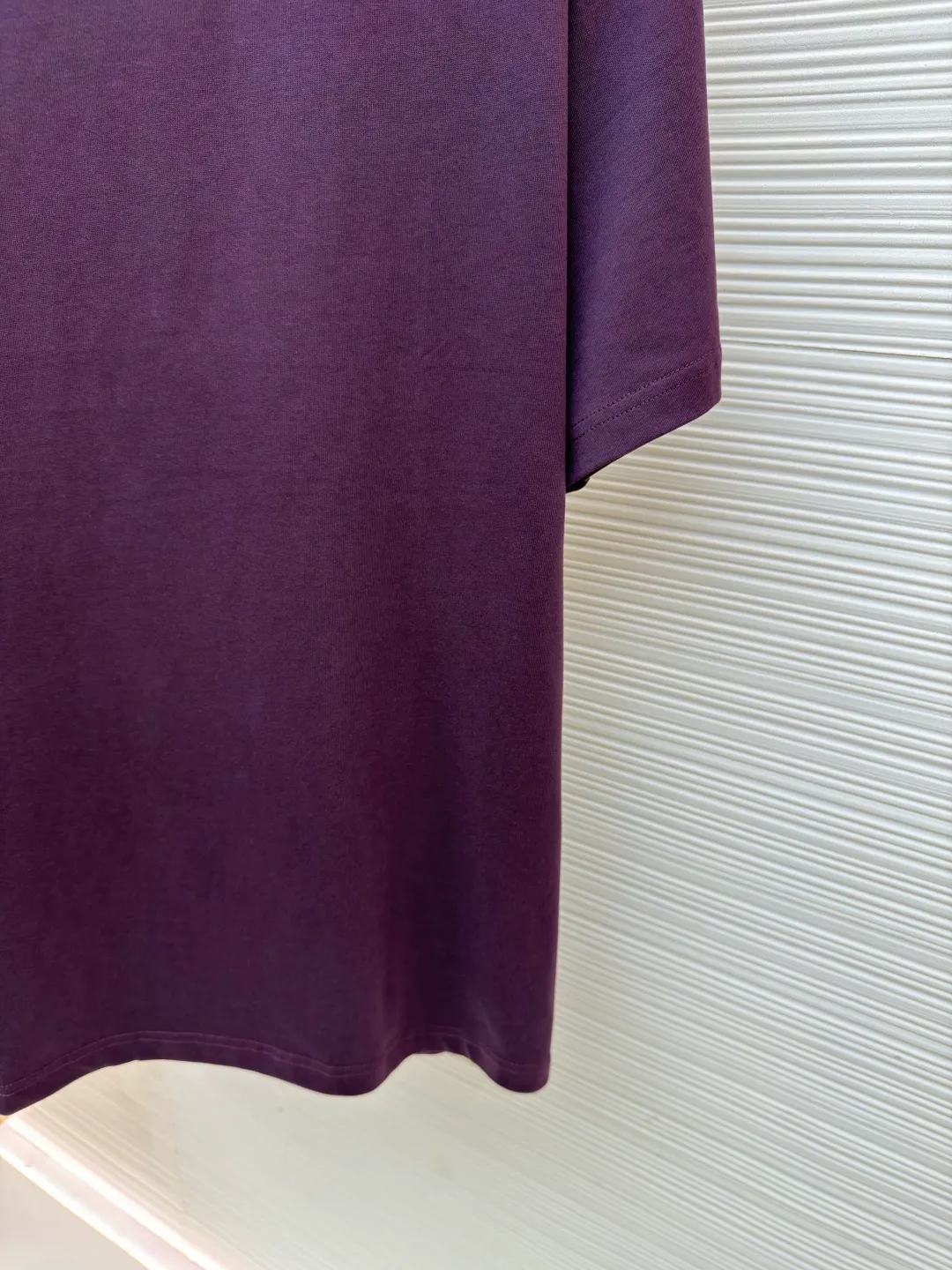 LOUISVUITTON embossed small label T-shirt ●Authentic product: Purchased and developed by 5450 ●Item number: 1682104-A00 ●Fabric: pure cotton fabric ●Technology: embossed production ●Version: fitted version ●Weight: about 300 grams ●Size: XS-S-M-L ●Description: Fabric is 40S/2 Double-strand smooth cotton plain weave, dust-free wool processing; matching 40s single-strand combed cotton, 280g cylindrical machine rib. The front panel is stamped and filled. After low-temperature stamping with a steel stamp, the inside is filled with foam cotton. The bottom surface is directly sealed with low-temperature hot melt glue at 80 degrees Celsius. The integrated machine operation makes the relief pattern three-dimensional and full and stylish. High-quality products require natural and beautiful products. The overall wiring is straight and delicate, the fabric is comfortable and soft, and the color is consistent without color difference. It can be matched with the same style to create a fashionable look and control various occasions. Customized accessories, complete with three standards, same style for men and women!
